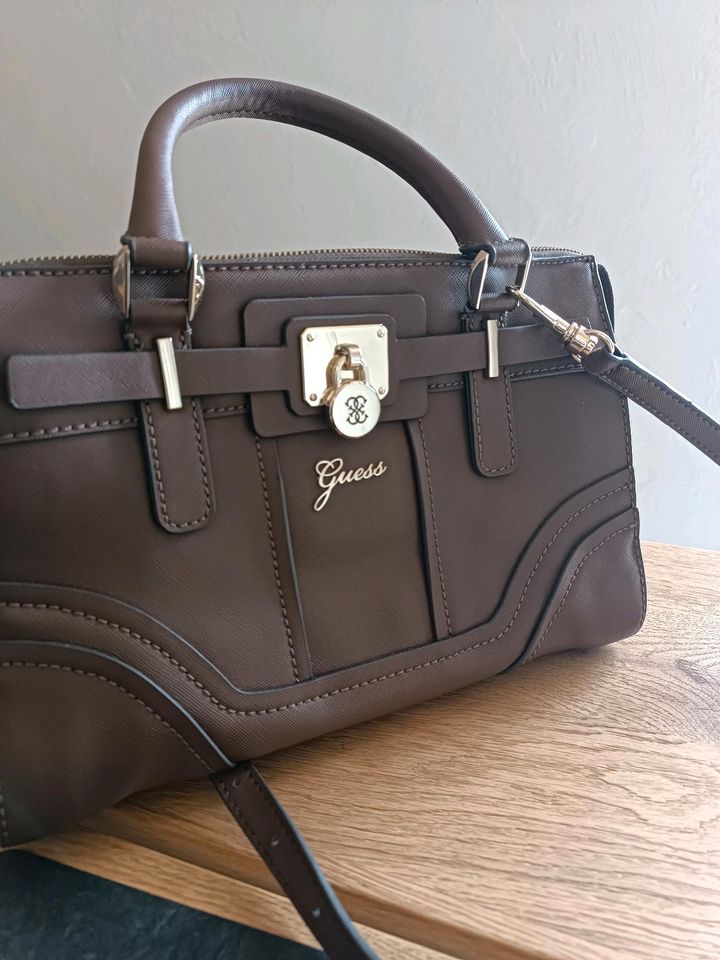 Neue Handtasche von Guess in schönem Design f. d. Dame in Mainburg