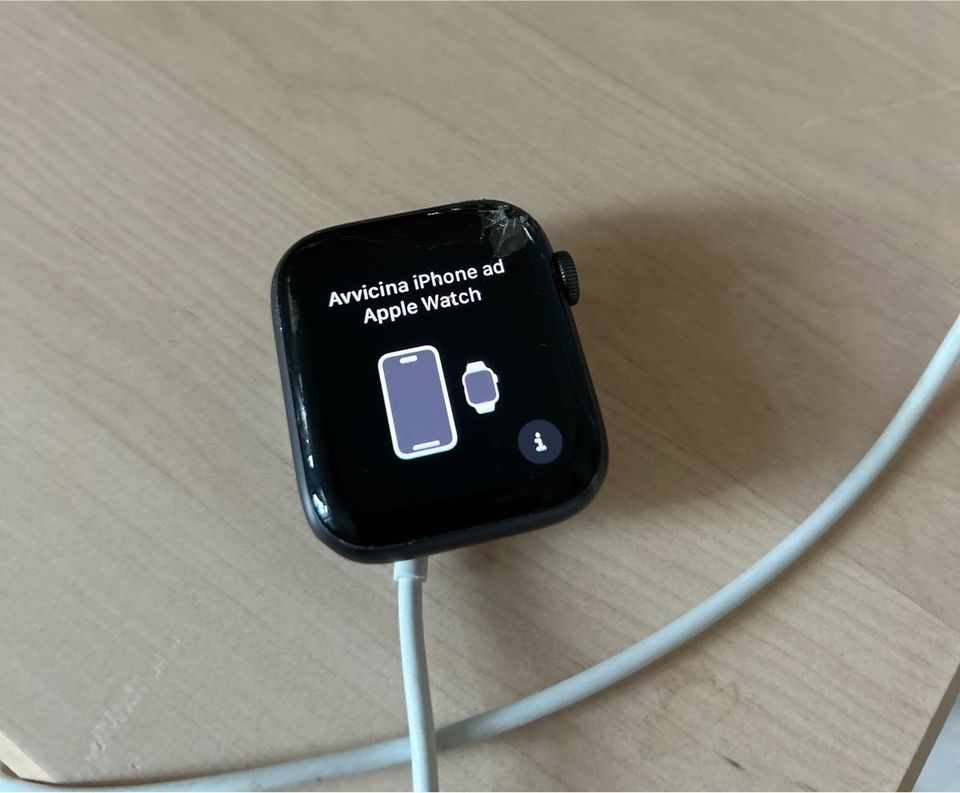 Apple Watch SE 2020 44mm mit Displayschaden in Stavenhagen