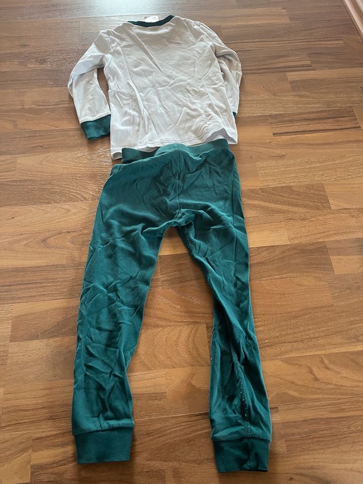 ✨H&M Schlafanzug Gr.110/116 grün weiß Rentier Weihnachten ✨ in Calberlah