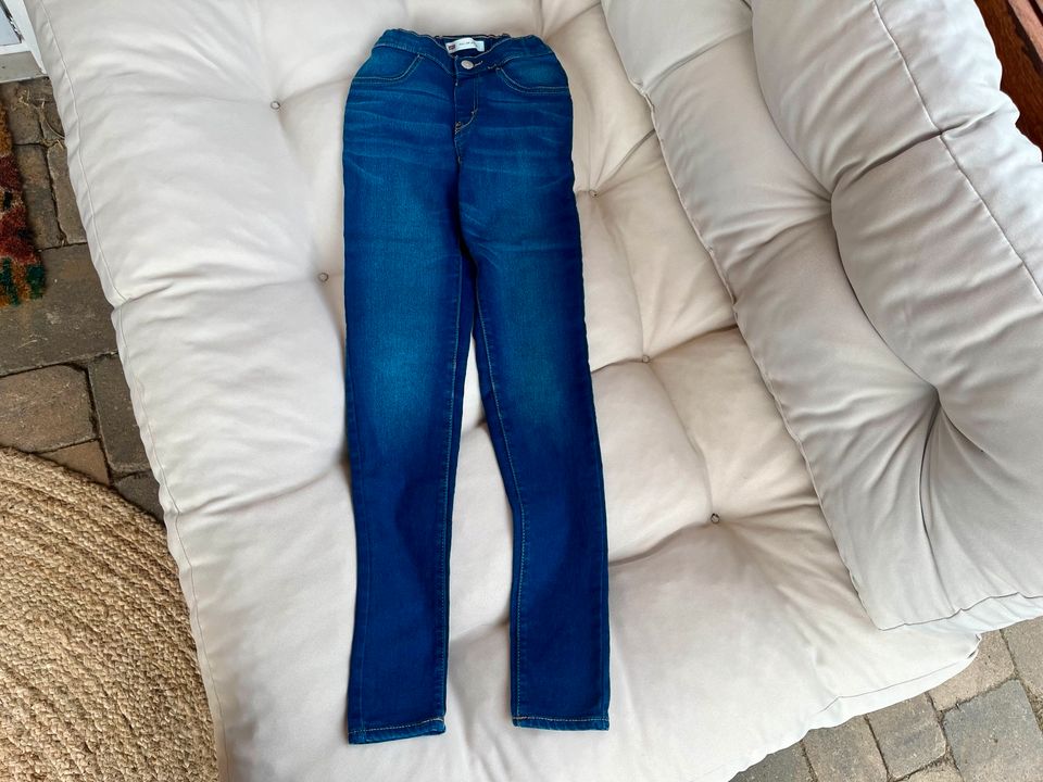 Coole Jegging von Levi’s Gr. 134/140 blau in Runkel