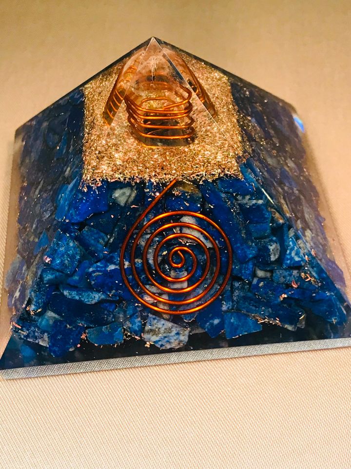 Orgonit-Pyramide mit Lapis-Lazuli und Bergkristall in Vohenstrauß