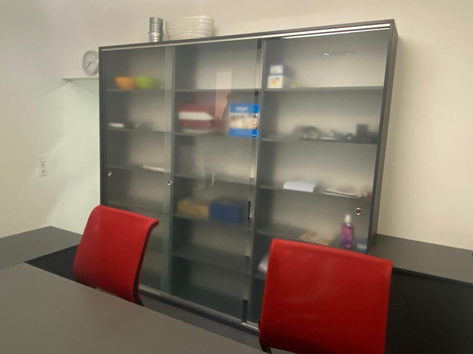 ❗️Büroset Modern /Stuhl /Schwarz /Stapelbar /Eckige Besprechungstische /Kantinentische /Büroschrank mit Glastür/ Modern/ Sideboard/ Tisch/ Büroeinrichtung/ Büromöbel/ Hochwertig/ Günstig in Linden