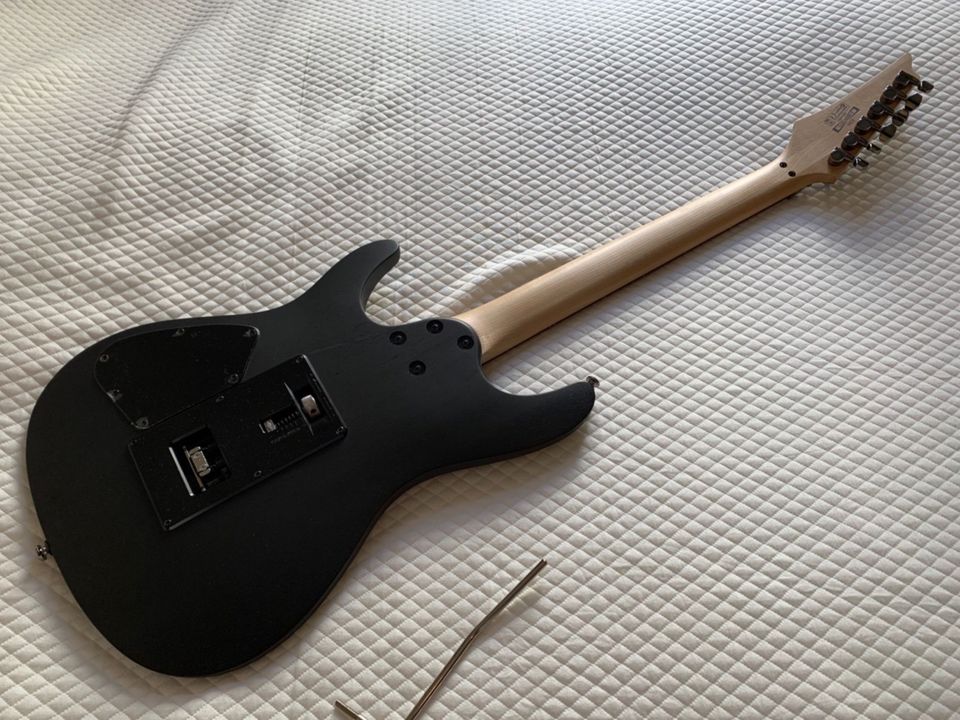 Ibanez S320, E-Gitarre, matt-schwarz, Tremolo, kaum gespielt in Berlin