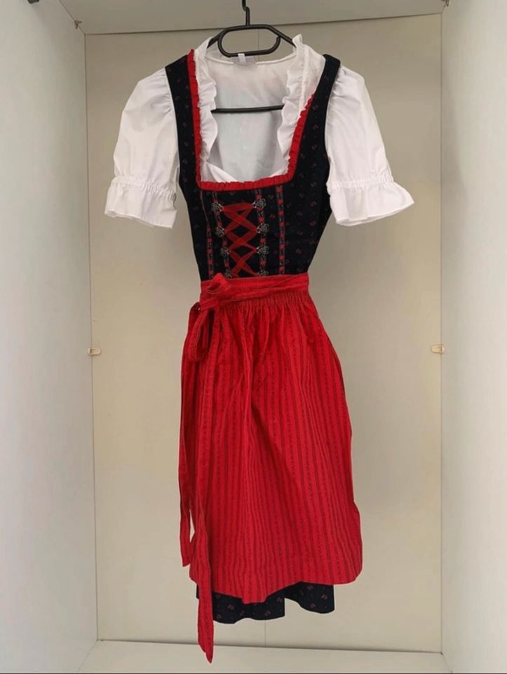 Rotes Dirndl mit 3 Blusen in München