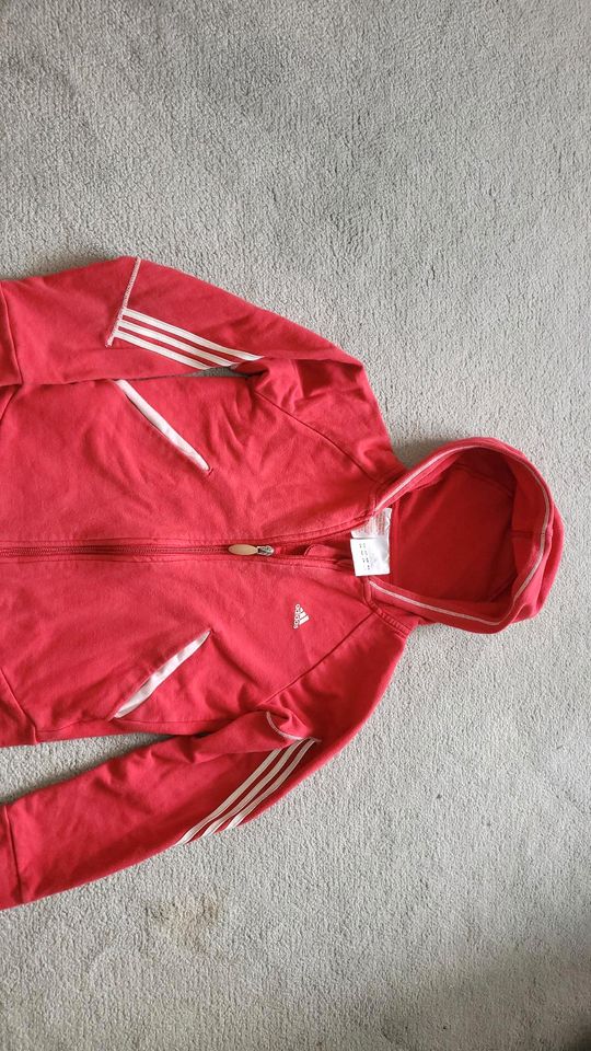 Adidas Jacke rot mit Kapuze Größe 140 in Berlin