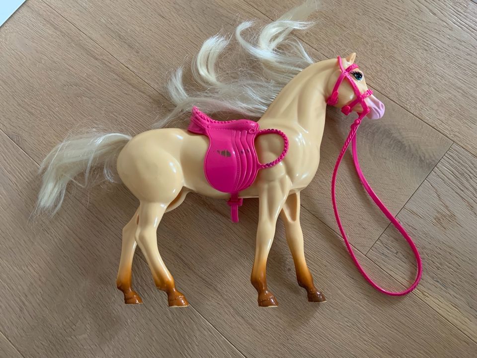 Barbie Puppe Reiterin mit Pferd sehr guter Zustand in Hemdingen