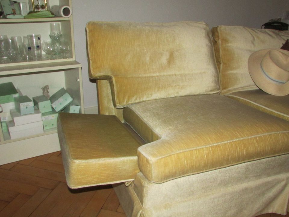 Sofa, Zweisitzer, 2 Stück, klappbare Armlehnen, Velour-Stoff in Dortmund