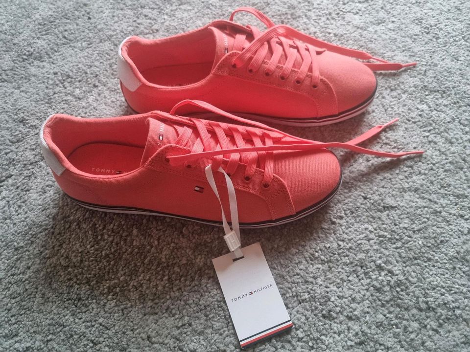 NEU Tommy Hilfiger Essential TH Sneaker Schuhe koralle rot in Freiburg im Breisgau