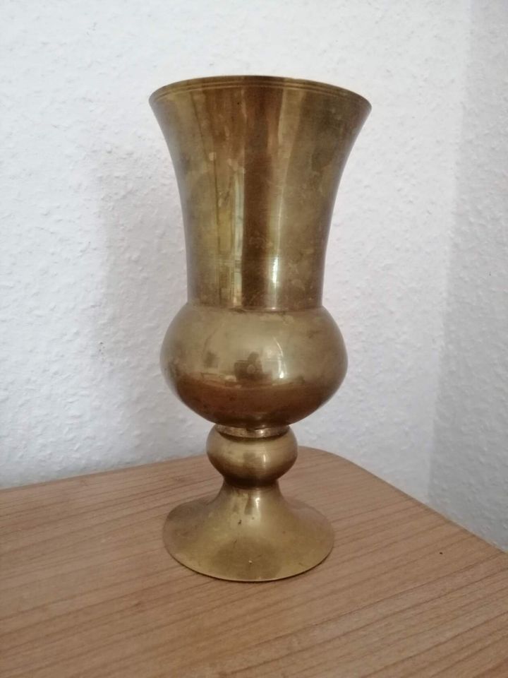 Eine sehr alte originelle Messing Blumenvase. Höhe: 18,5 cm. in Berlin