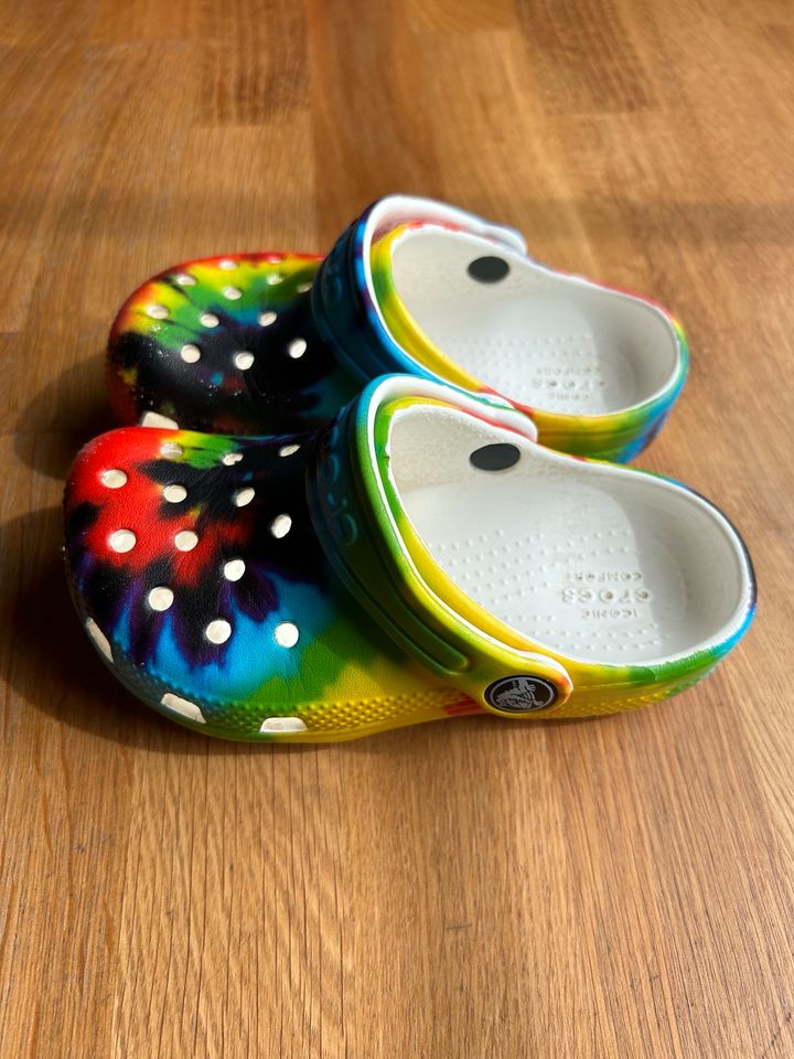 CROCS Sandalen 22/23 Regenbogen in Biedenkopf