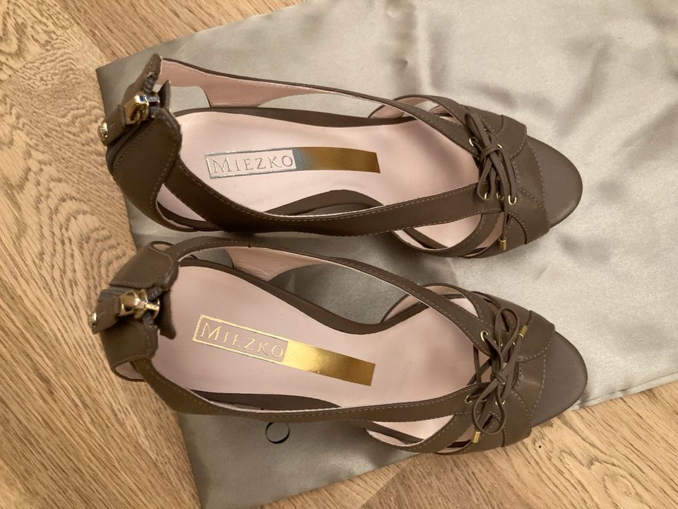 DESIGNER TRAUM Miezko Pumps taupe tolle Details Gr. 38 neuwertig in Augsburg