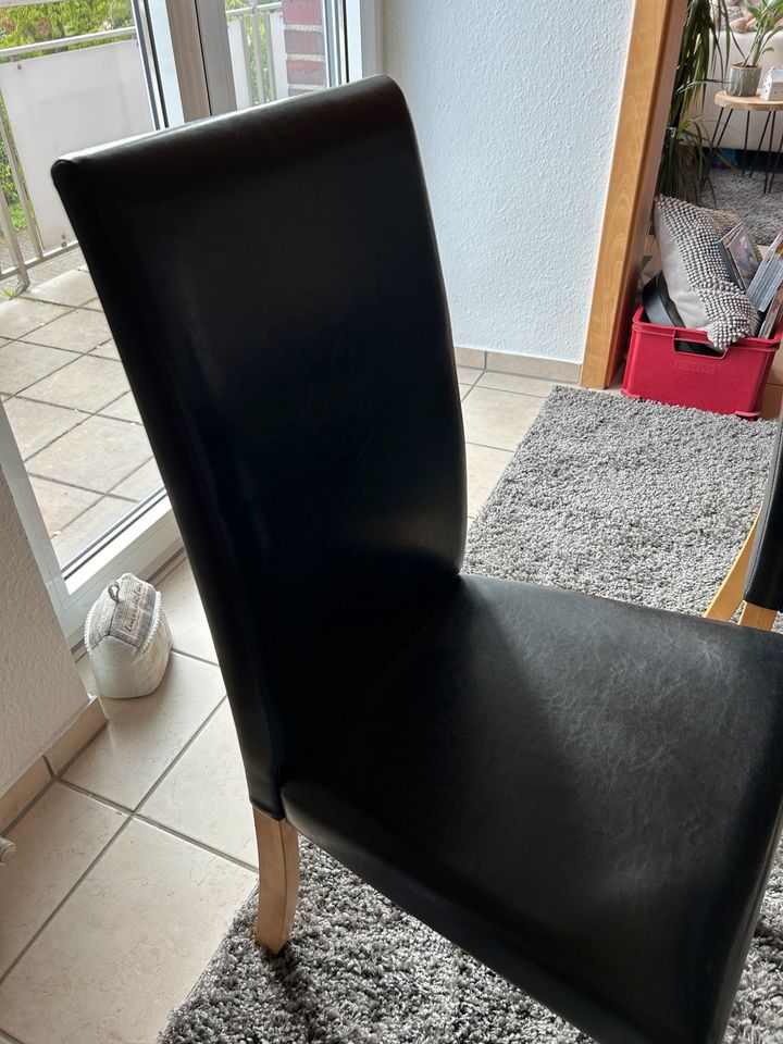 Schwarzer Esstisch aus Massivholz plus Stühle in Ascheberg