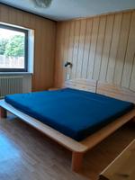 Schlafzimmerschrank 5 türig und Doppelbett aus Fichte massiv. Baden-Württemberg - Iggingen Vorschau