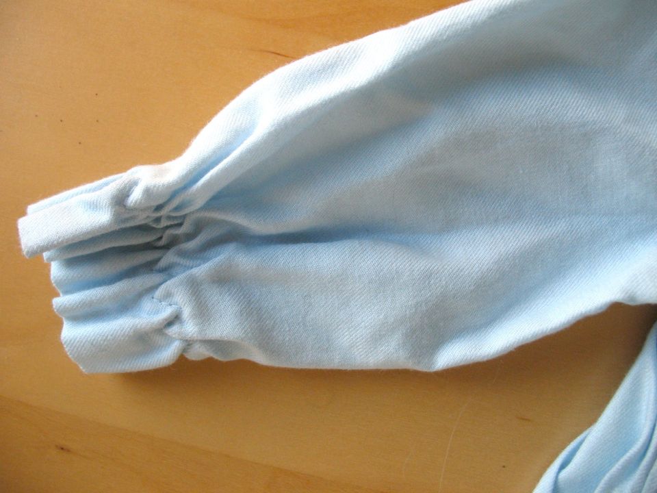 hellblaues Babykleid/Shirt mit Spitzenkragen, Vintage, 70er/80er in Riegel