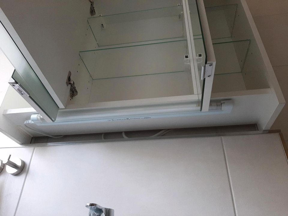 Badezimmer Spiegel Schrank mit Licht in Augsburg