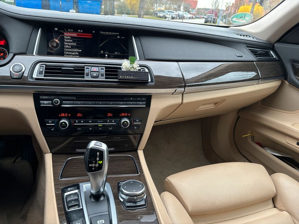 BMW 740d xDrive - 7er mit Vollleder Softclose HUD Keyless Go uvm. in Lübeck