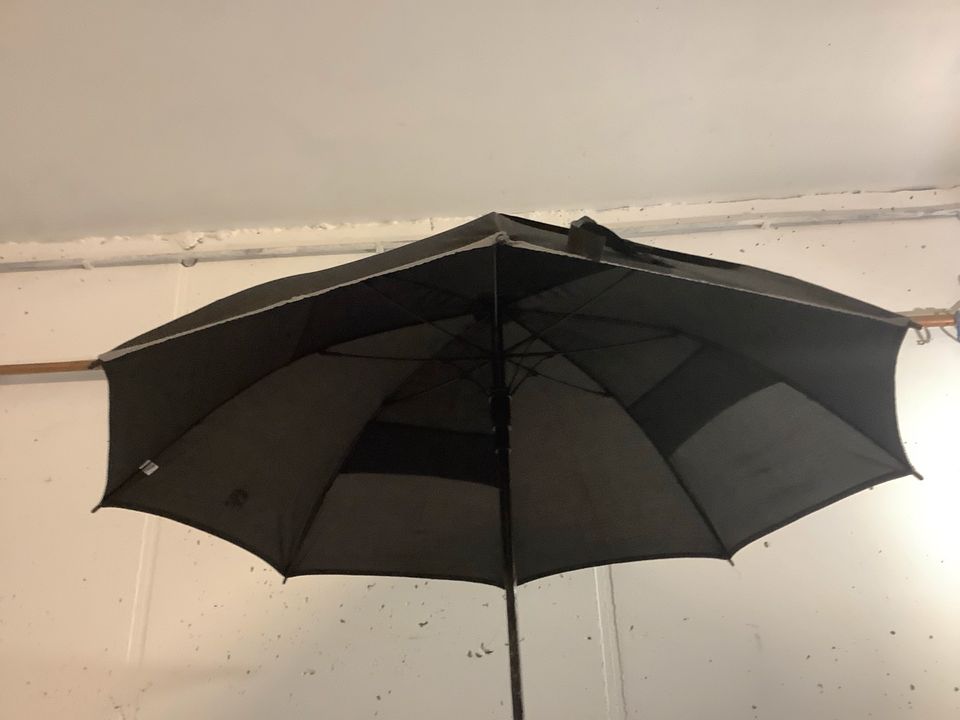 Regenschirm Rollator schwarz mit Reflektorstreifen in Himmelstadt