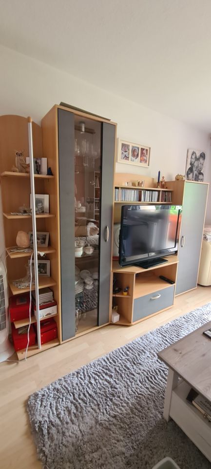 Moderner Wohnzimmerschrank mit Fernseher in Aschaffenburg