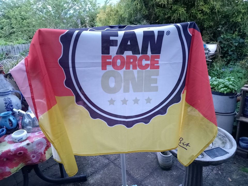 EM Fan Force Fahne und Beanie in Dürrholz