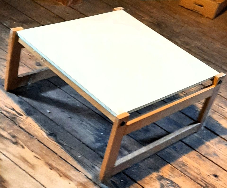 Quadratischer Couchtisch, weiße Platte, 70x70cm, Höhe 35cm in Memmingen