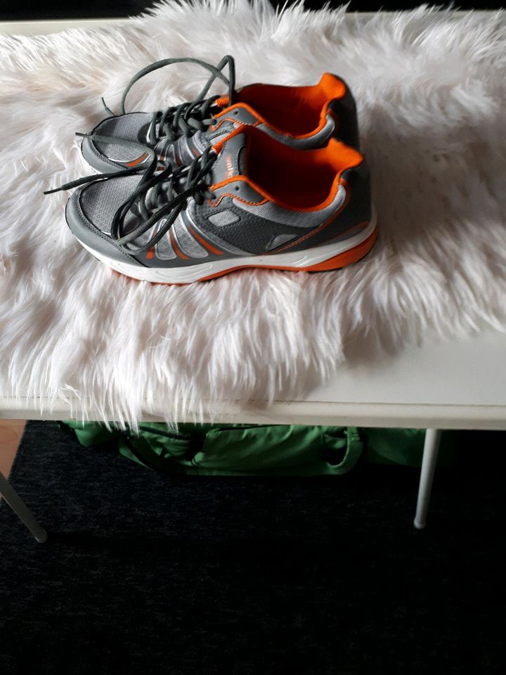 Herren Sneaker grau-orange Gr. 43 sehr gut erhalten in Lübeck