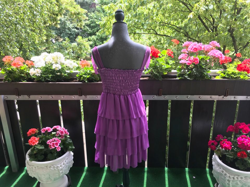 Lila Kleid aus Italien geschmokt mit Volants 38/40 in München