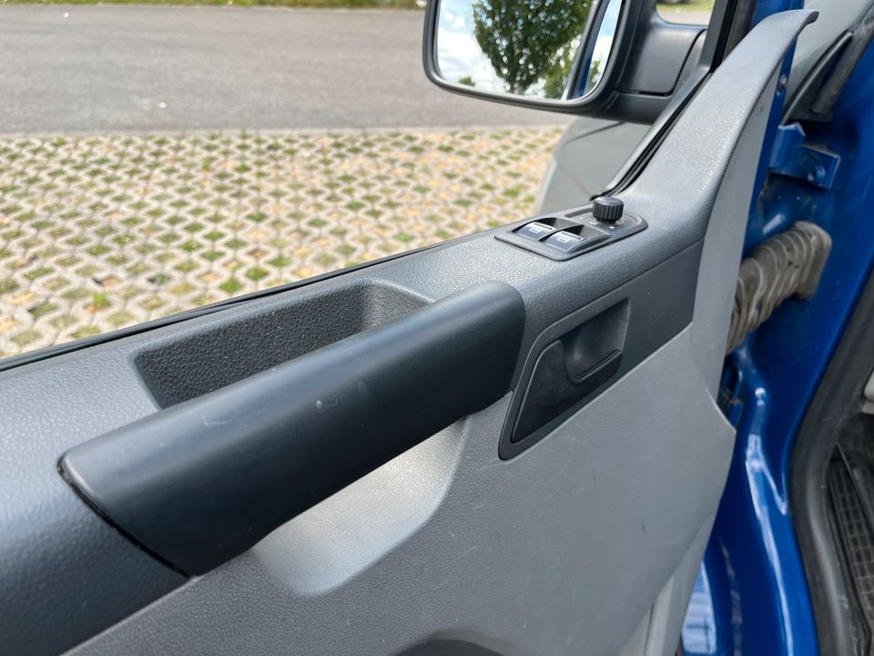 Volkswagen T5 Caravelle AHK 9 Sitzer Klima Leder vieles NEU in Würselen