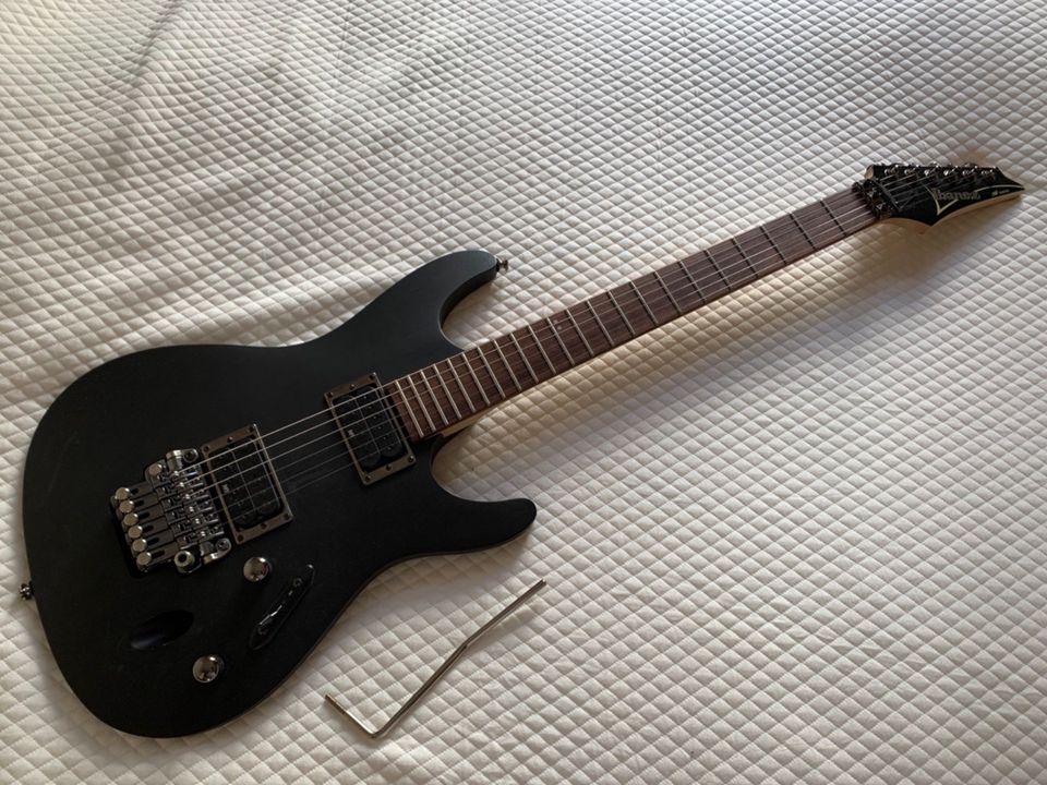 Ibanez S320, E-Gitarre, matt-schwarz, Tremolo, kaum gespielt in Berlin