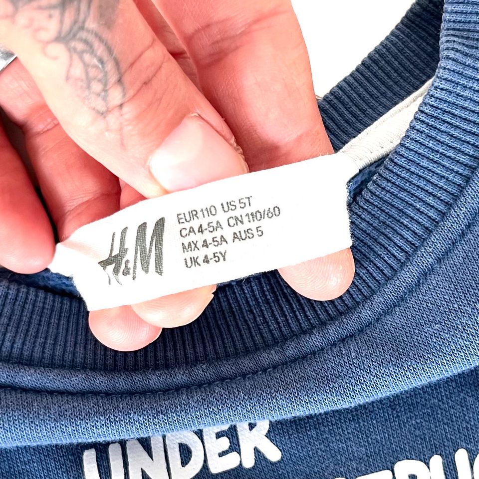 H&M Set Pullover + Hose Baustellenfahrzeuge Größe 110 Neuwertig in Fehmarn