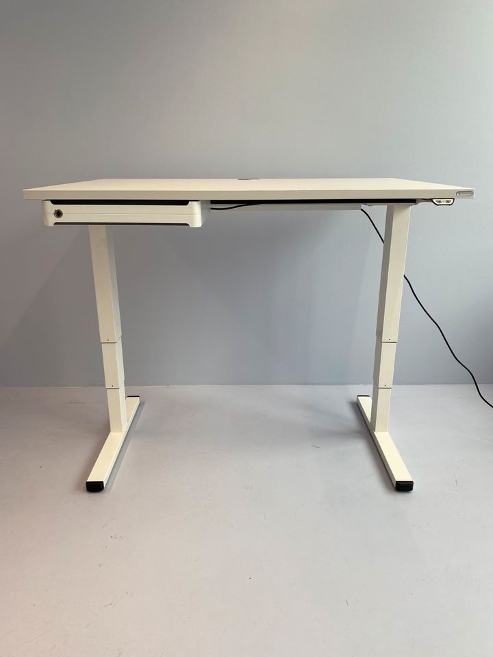 Elektrisch höhenverstellbarer Schreibtisch weiß 120 cm in München