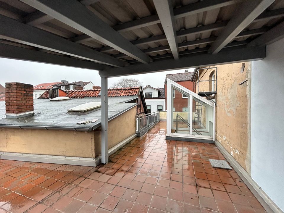 Gepflegtes Wohn- und Geschäftshaus in der Altstadt mit 3 Wohnungen, Dachterrasse, 2 Geschäftseinheiten und Doppelgarage in Mölln