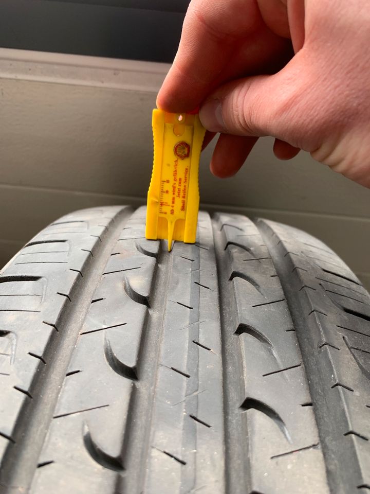 Goodyear Efficient Grip SUV 4x4 215/65R16 102H DOT21 in Völklingen