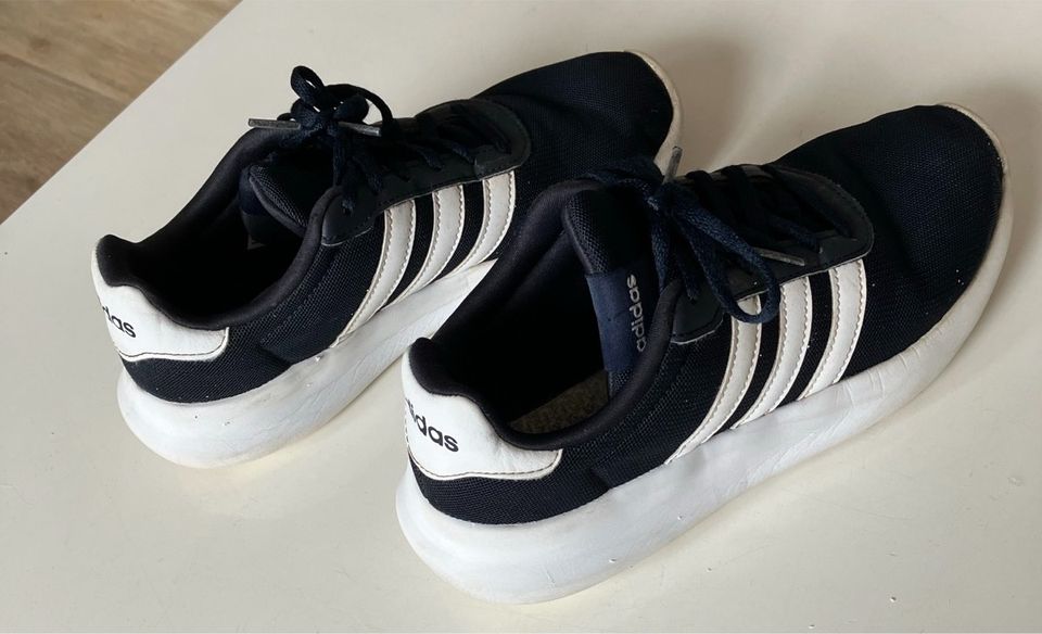 Adidas Sneakers schwarz Jungen Größe 39 1/2 in Hallstadt