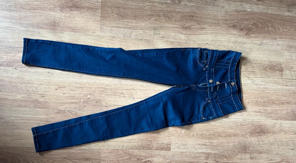 Blaue Jeans mit hoher Taille in Köln