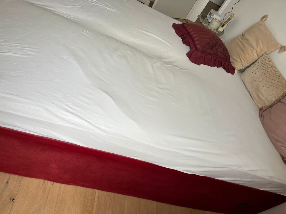Polster Bett 2 Einzelbetten Doppelbett Samt rot Unikat in München