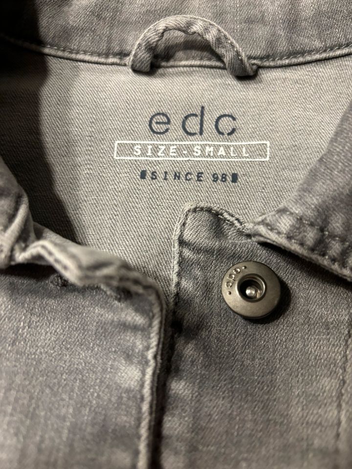 Eine graue Jeans Jacke von Edc in Blomberg