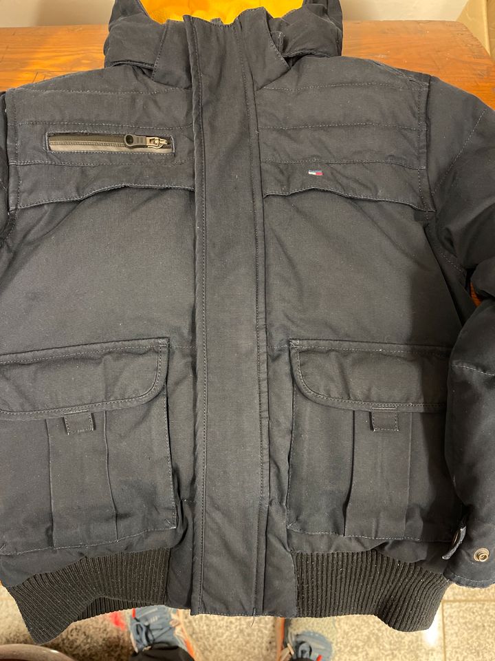 Dicke Winterjacke Hilfiger Gr. 128 dunkelblau in Berlin