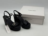 Calvin Klein Sandaletten Keilabsatz schwarz Gr. 38 NEU Leipzig - Sellerhausen-Stünz Vorschau