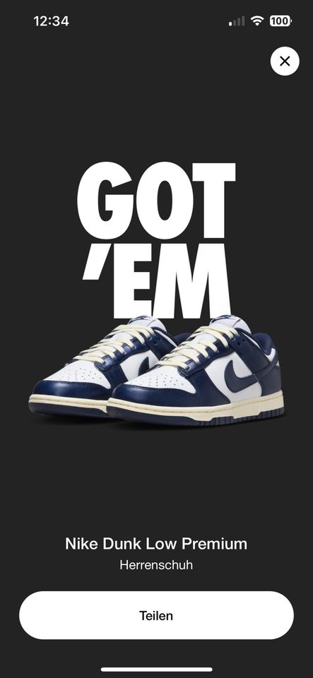 Dunk low Midnight Navy and white in Berlin