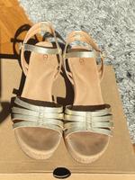 Original UGG Sandalen Blockabsatz Gold Gr. 40 Eimsbüttel - Hamburg Eimsbüttel (Stadtteil) Vorschau
