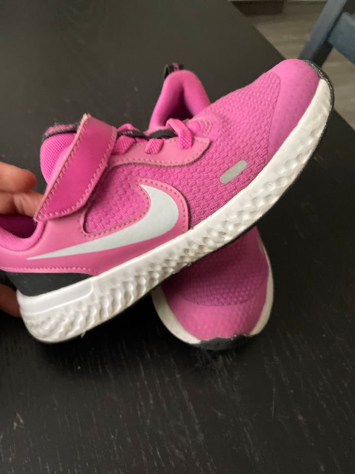 Nike Sneaker lila Gr. 28 in Finsterwalde