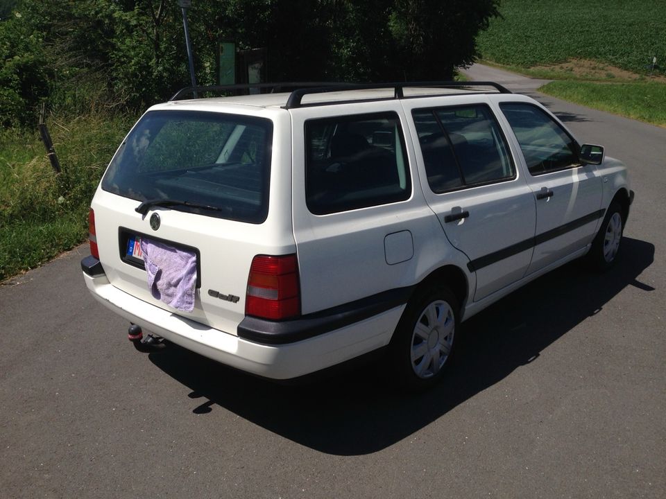 VW Golf 3 Kombi 2.0 2E Automatik Klima Ahk in Herscheid