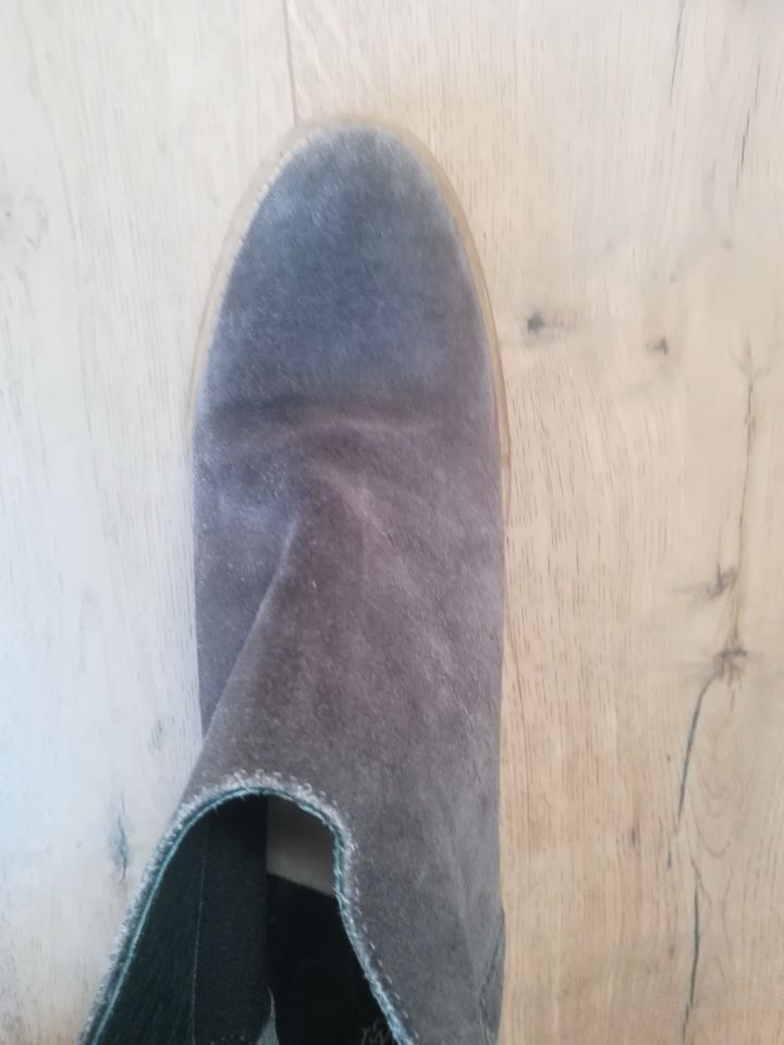 Graue Stiefelette aus Wildleder von Mango, Größe 39 in Bremen