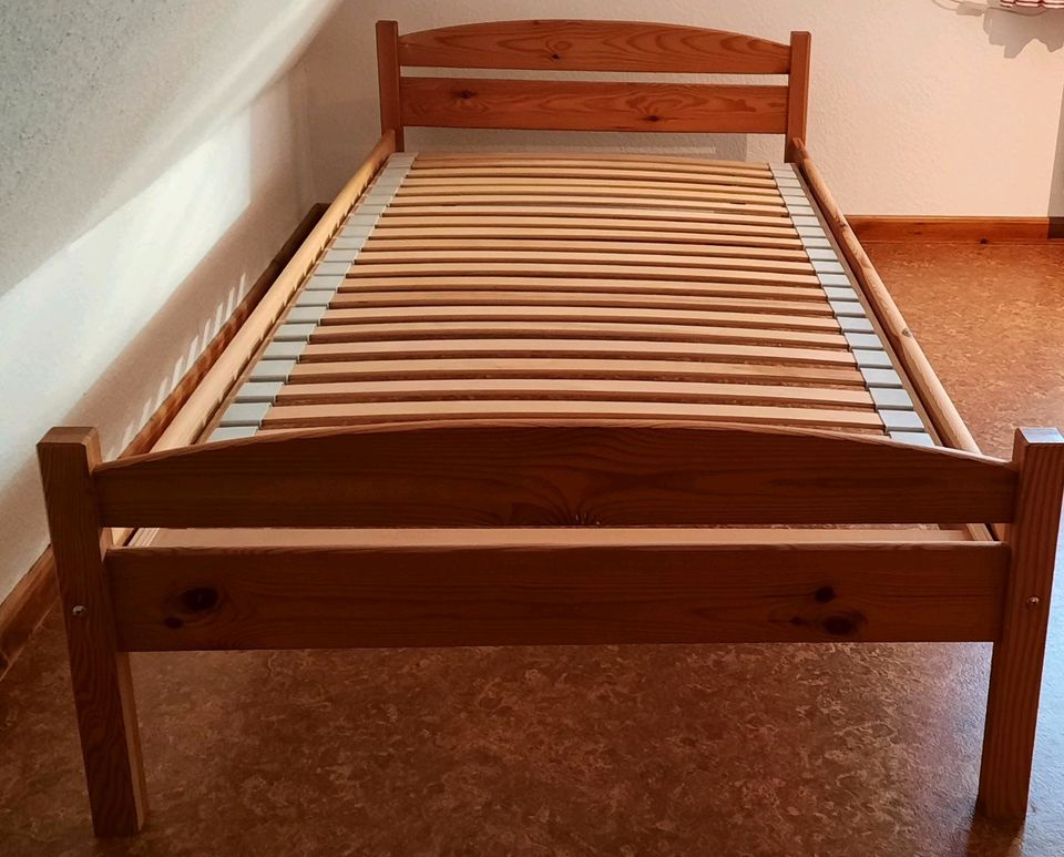 Bett 96cm x 210cm Kiefer zu verkaufen mit Lattenrost und Matratze in Hohenlockstedt