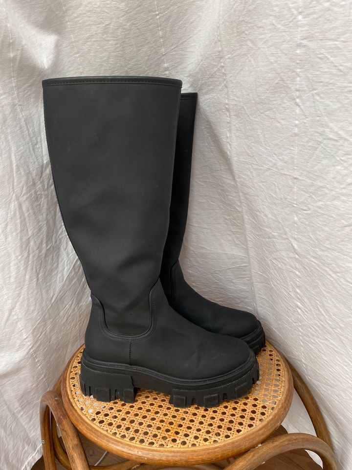 kniehohe Stiefel mit dicker Sohle 38 ASOS DESIGN in Sterup