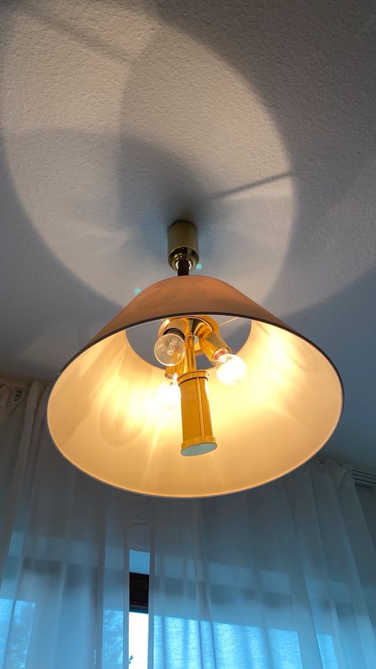 Deckenlampe mit höhenverstellbarem beigen Schirm und Gold in Solingen