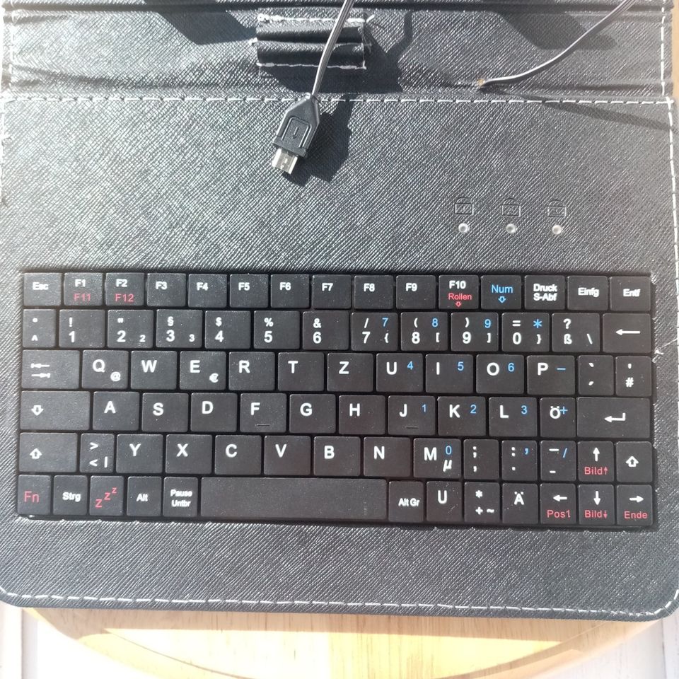 Tablet Tastatur NEU mit Standfuß und Schließe in Bad Kötzting