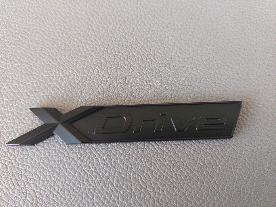 BMW XDRIVE Emblem schwarz matt in Altusried