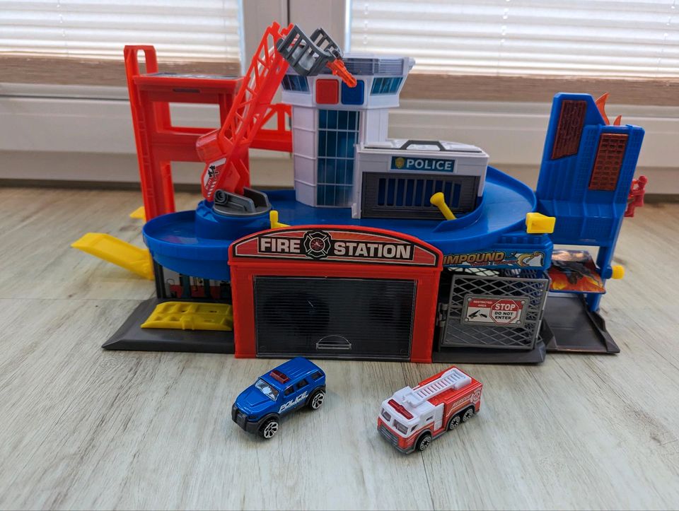 Spielzeug Parkhaus Feuerwehr Polizei Station mit Licht und Sound in Harrislee