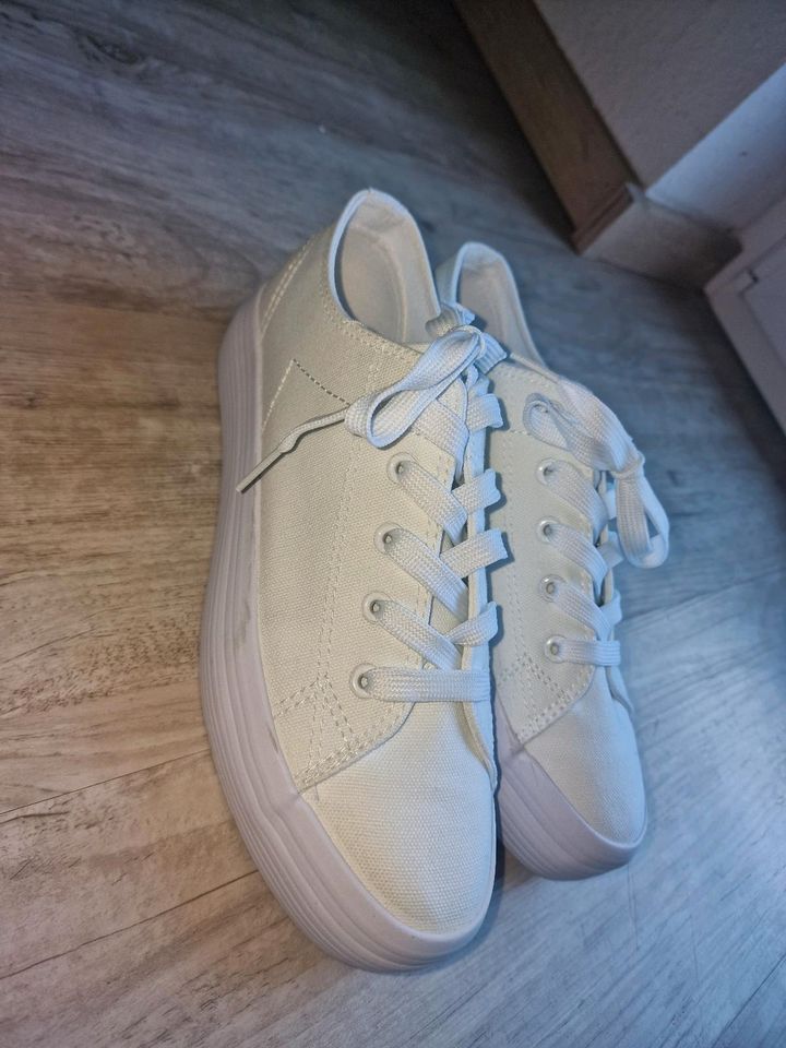 Weiße leinen Schuhe in Hemer